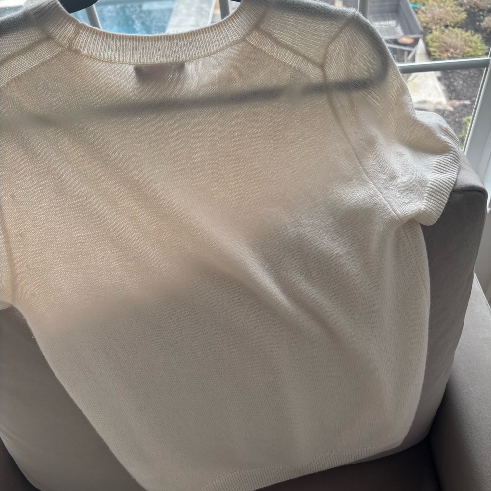 Quince cashmere Cream Crew Neck Sweater small, never worn, need to size down
